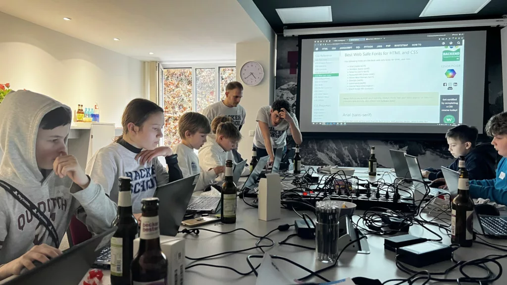 Bild zeigt Kinder und Coach in Interaktion bei der Hacker School