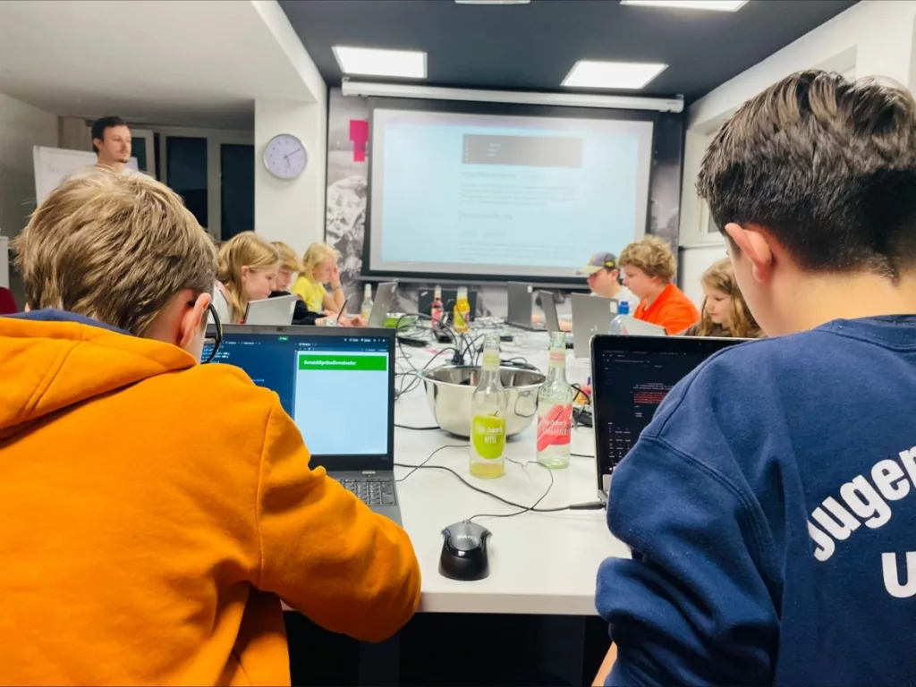 Bild zeigt Kinder beim Coding bei der Hacker School